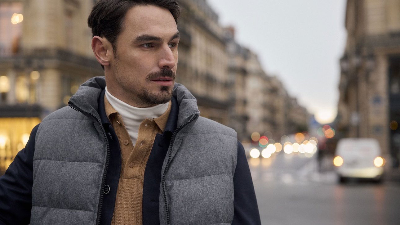 Mann in beiger Jacke von Pierre Cardin