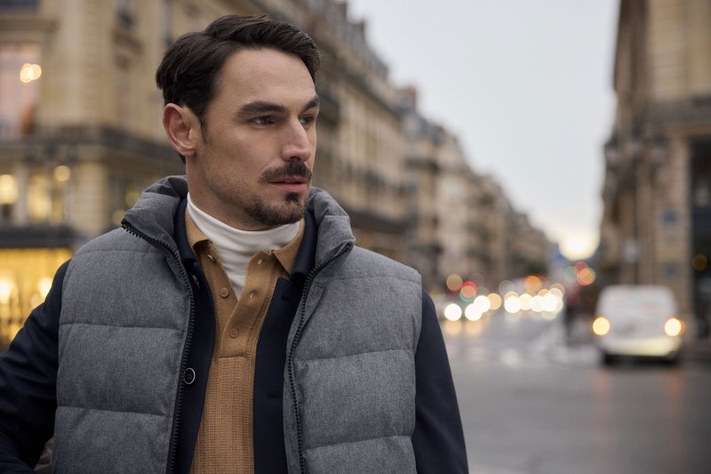 Mann in beiger Jacke von Pierre Cardin