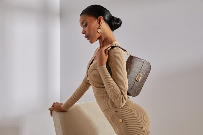 Schöne elegante Frau in Guessbekleidung