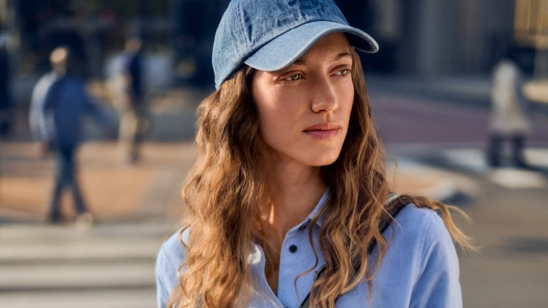 Frau mit Denim-Cap und Denim-Bluse