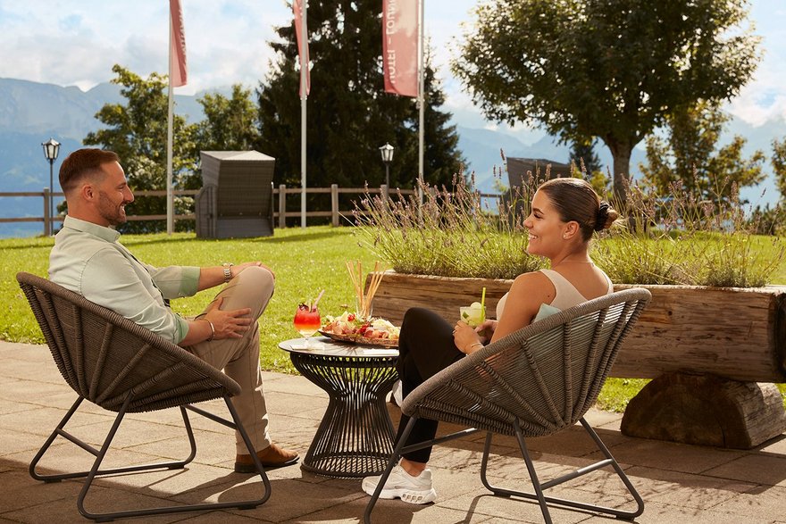 Pärchen beim Apéro Gartenterrasse