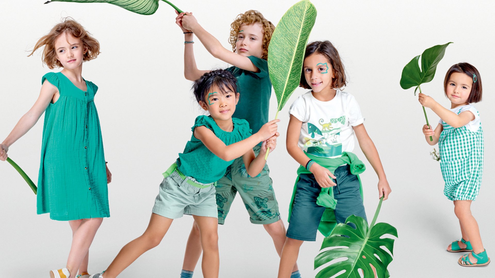 Verschiedene Kinder in Sommermode