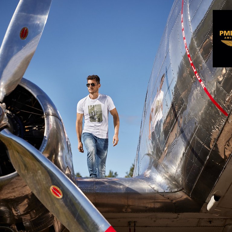 Mann im Freien neben einem Flugzeug