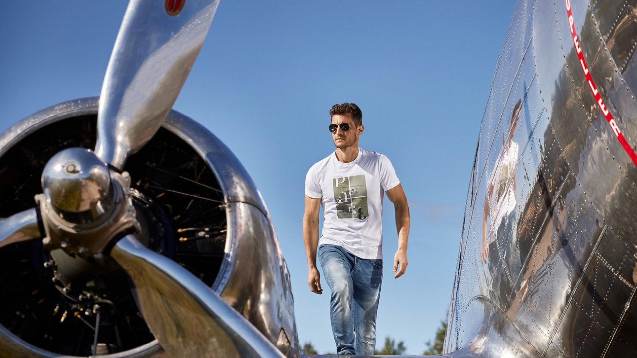 Mann im Freien neben einem Flugzeug