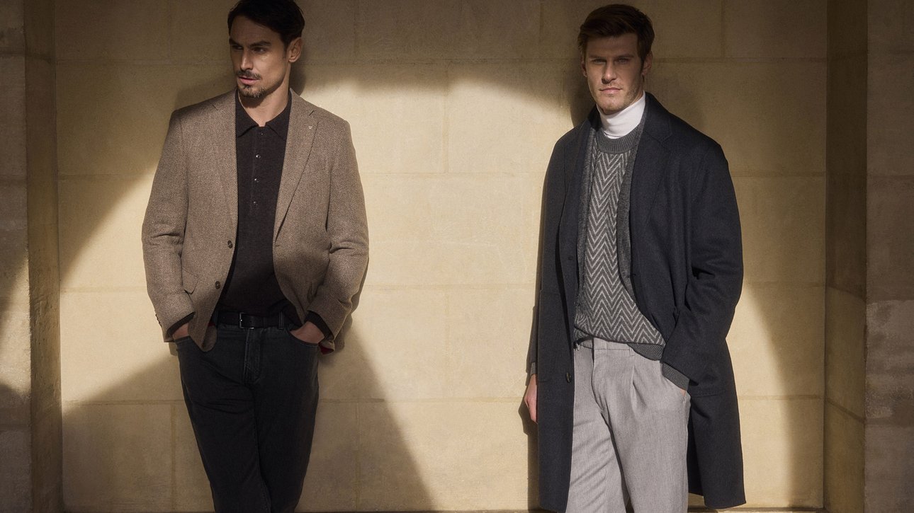 Elegant gekleideter Mann, sitzend am Boden