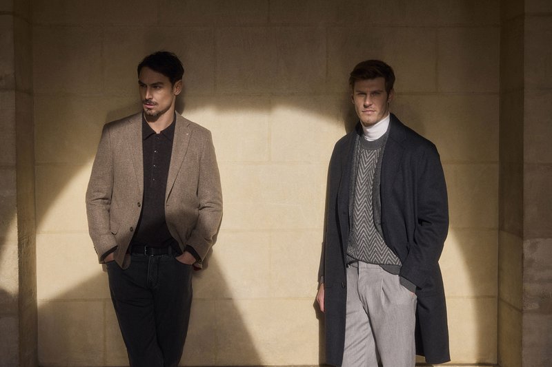 Elegant gekleideter Mann, sitzend am Boden