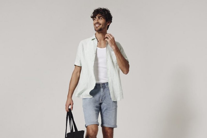 Mann in Bermudashorts und Hemd von Pierre Cardin