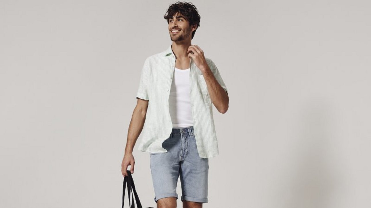 Mann in Bermudashorts und Hemd von Pierre Cardin